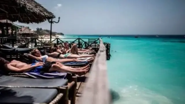 Takriban asilimia 80 ya mapato ya Zanzibar ya kila mwaka yanatoka katika Utalii