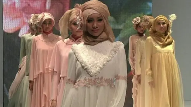 র‍্যাম্পে হিজাব পড়ে হাটছেন মডেলরা