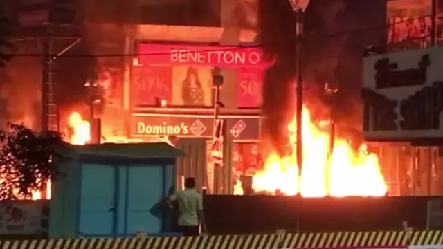 హిమాలయా మాల్ ఎదుట