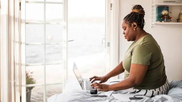 2020년 폐쇄 초기 원격근무를 하는 노동자 중 많은 이들이 에이비앤비나 별장을 찾았다. 이러한 '워케이션'의 인기는 그 이후에도 지속되고 있다.