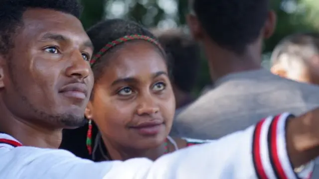 Dargaggoo fi shamarree suuraa ka'aa jiran