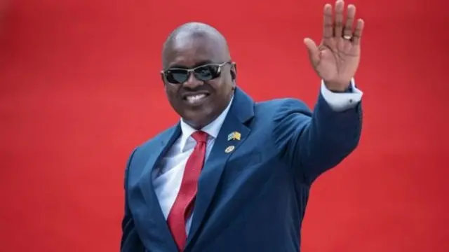 Pada bulan Mei, Presiden Mokgweetsi Masisi memberikan bangku dari kaki gajah kepada tiga pemimpin Afrika.