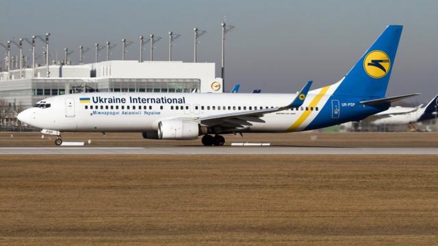 一架乌克兰国际航空波音737-800客机在德国慕尼克机场上滑行（16/2/2019）