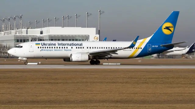一架乌克兰国际航空波音737-800客机在德国慕尼克机场上滑行(16/2/2019)