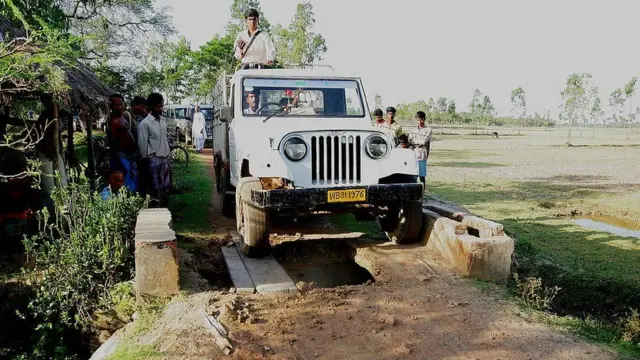 2007માં નંદીગ્રામમાં રસ્તાઓ અનેક ઠેકાણે ખોદી નાખવામાં આવ્યા હતા. એવા એક સ્થળે અસ્થાયી પૂલ પરથી આગળ વધી રહેલી પ્રેસ કાર