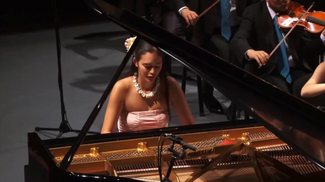 Mahani Teave tocando el piano en un concierto