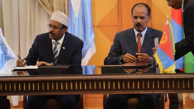 Madaxweynaha Soomaaliya Maxamed Cabdullaahi Farmaajo oo heshiis la saxiixanaya madaxweynaha Eritrea Isias Afeworke