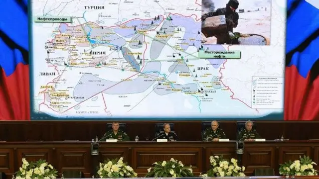 В прошлом году на брифинге представители минобороны показали карты, доказывающие, по их словам, торговлю между Турцией и ИГ