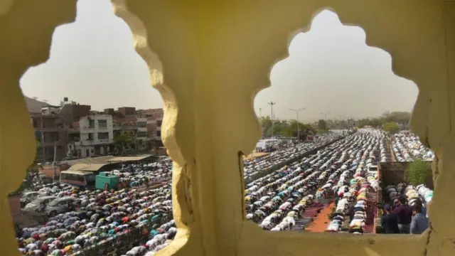 రంజాన్ మాసంలో మసీదుల్లో ప్రార్థనలకు షరతుల మీద పాకిస్తాన్ అనుమతులు ఇచ్చింది