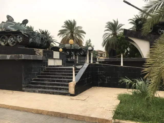 ሓወልቲ ታንክታት ታይገር፡ ኮምንደርን ጃጓርን