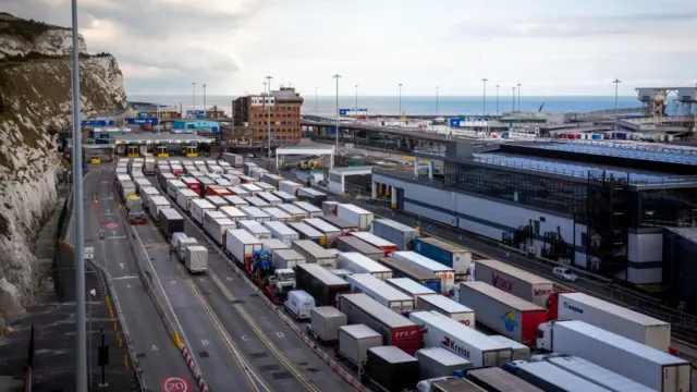 Camiones cerca del puerto de Dover.