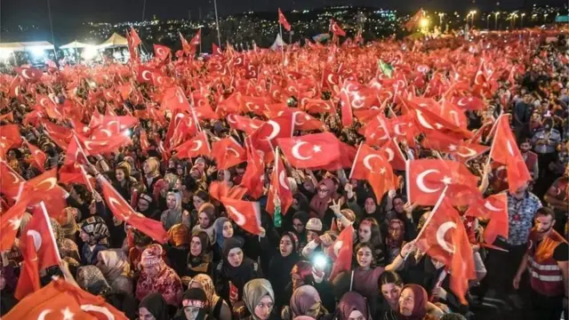 તુ્કીમાં આ મહિને 15 જૂનના રોજ શહીદ દિવસ મનાવવામાં આવ્યો હતો જેમાં લોકો રસ્તા પર ઊતરી આવ્યા હતા