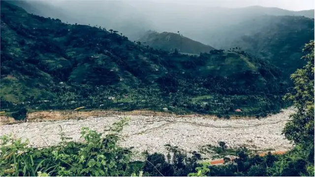 En mai 2020, la rivière Nyamwamba a rompu ses berges alors que les pires inondations depuis des décennies se sont abattues sur les Rwenzoris