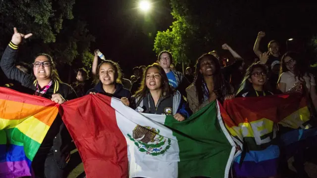 طلاب في جامعة كاليفورنيا يتظاهرون عقب انتخاب ترامب رئيسا.