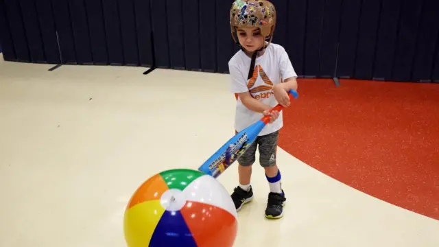 Joseph brincando com taco de baiseball