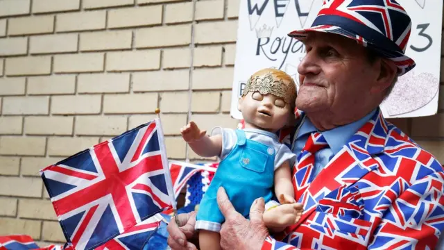 ประชาชนไปเฝ้ารอที่ด้านหน้าโรงพยาบาลเซ็นต์แมรี่ เพื่้อรอฟังข่าวการมีพระประสูติกาล