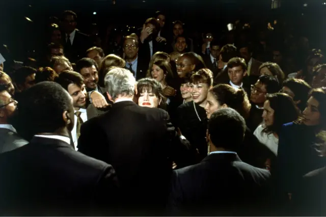 Tổng thống Mỹ Bill Clinton ôm nữ thực tập sinh Nhà Trắng Monica Lewinsky trong một sự kiện gây quỹ của Đảng Dân chủ vào ngày 23 tháng 10 năm 1996