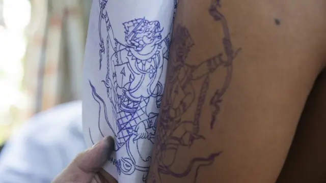 ใช้ปากกาเขียนทับตามรอย แล้วลอกลายบนจุดที่จะสัก