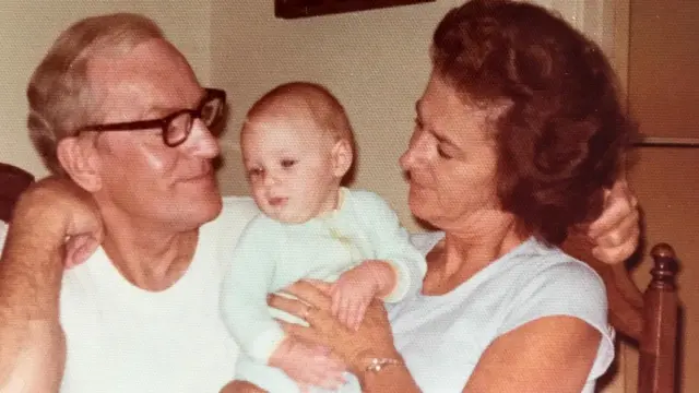 Автор этой статьи в детстве - с дедушкой и бабушкой. 1976 год