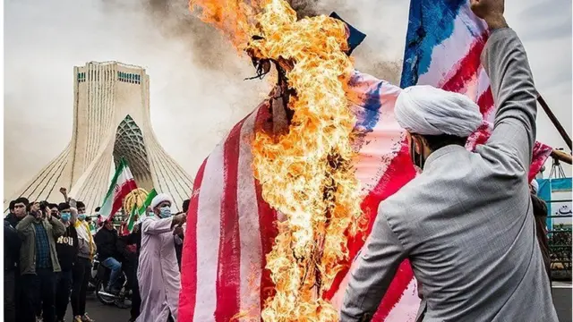 ابراهیم رئیسی در جلسه ستاد ملی مقابله با کرونا از آنهایی که در راهپیمایی دولتی سالگرد انقلاب بهمن ۵۷ شرکت کردند، تشکر کرده