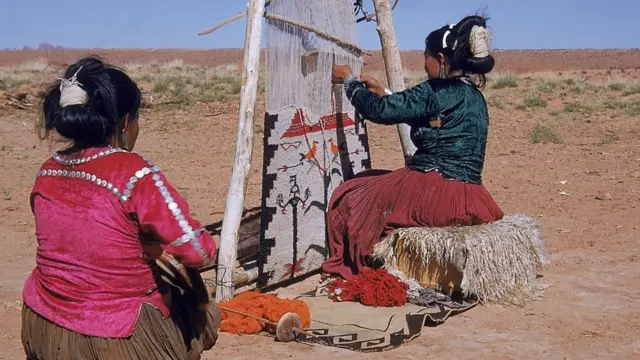 Duas mulheres navajo usam tearquero apostar em jogos de futebolMonument Valley, Arizona