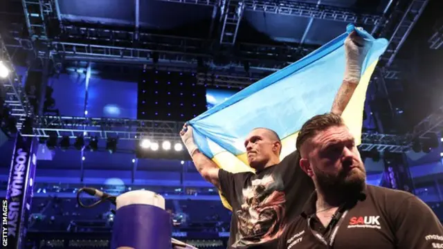 Usyk ergue a bandeira de seu país após vitória contra Joshua