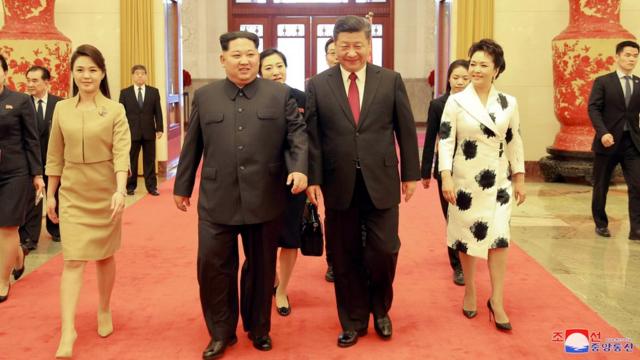 Ким Чен Ын и Си Цзиньпин с супругами