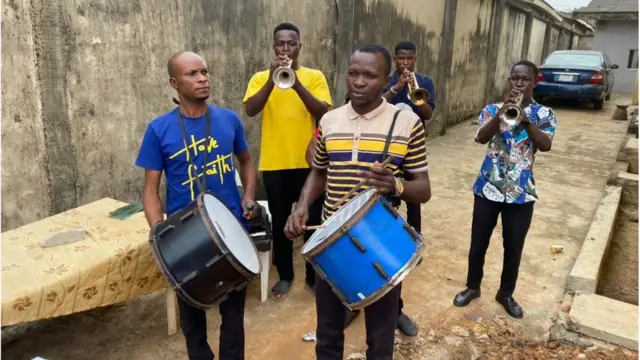 Band dey play for Baba Suwe burial