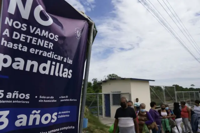 Cartel del gobierno que habla de la lucha contra las pandillas frente al centro penitenciario de La Esperanza, en El Salvador, el 26 de mayo de 2022.