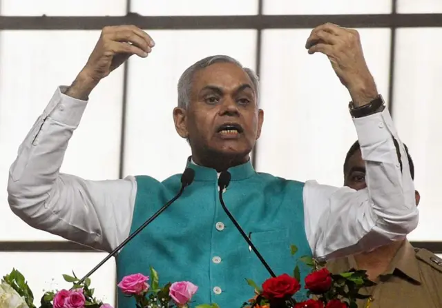 ગુજરાતના રાજ્યપાલ આચાર્ય દેવવ્રત હિંદુઓ વિશે આપેલા એક નિવેદનના કારણે વિવાદમાં ઘેરાયા છે