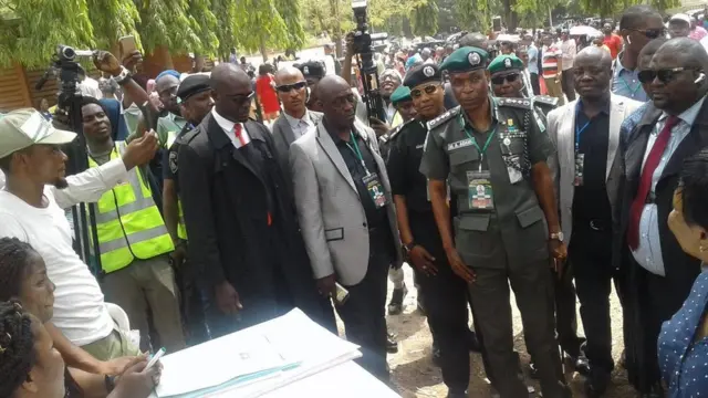 Ọga Ọlọpaa laarin ọpọ ero