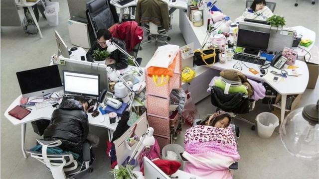 中國的"996"現象，許多人乾脆住在辦公室（GETTY IMAGES）