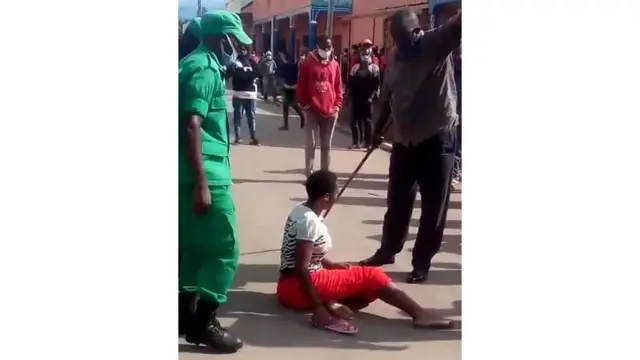 Uwineza Clarisse ari gukubitwa