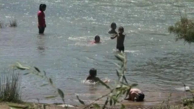 Имараттар жээкке жакын жайгашканынан сырткары, алардын саркынды сууларын тазалап же зыянсыздандырууда мыйзамдын да бир топ өксүктөрү болгонун айткандар бар.