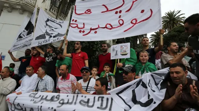 بعض المترشحين سحبوا ترشيحاتهم تلبية لرغبة الشعب