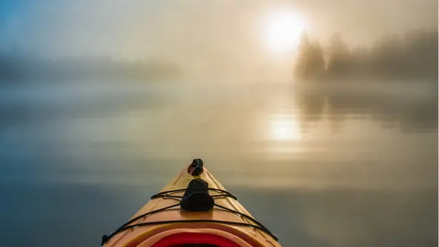 Лодка, плывущая на закат