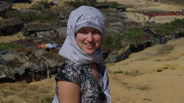 آنا بالقرب من مخيم كوتوبالونغ للاجئين في بنغلاديش