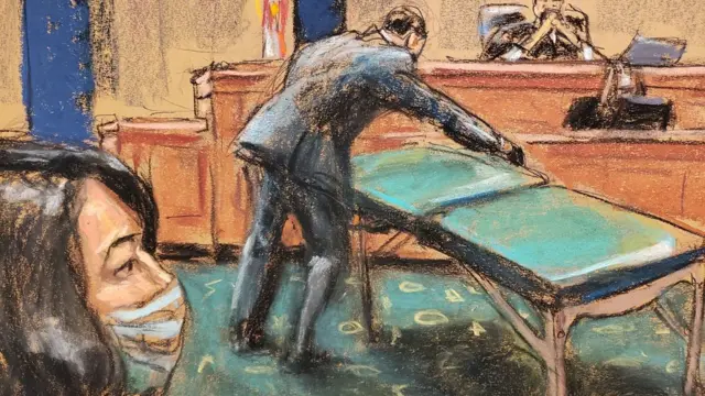 Зарисовка - массажный стол в суде