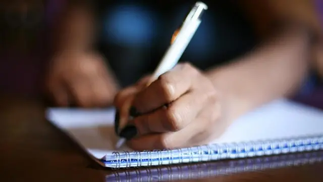 Рука з ручкою