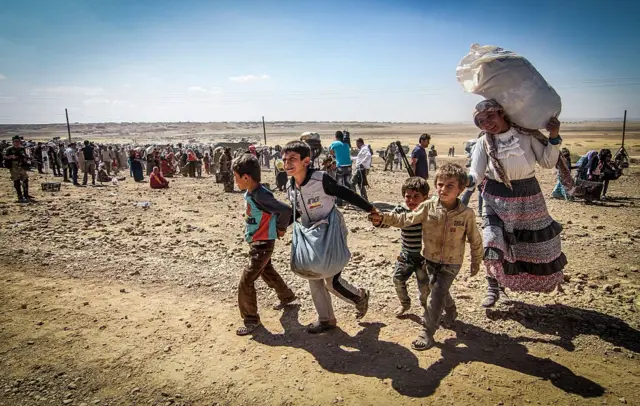 سوريون فارون من الحرب باتجاه الحدود التركية. سبتمبر/أيلول 2014