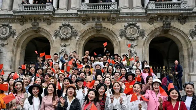 سياح صينيون في باريس