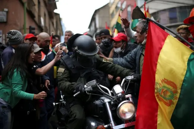 Başkent La Paz'da polis memuruna destek çıkan protestocular