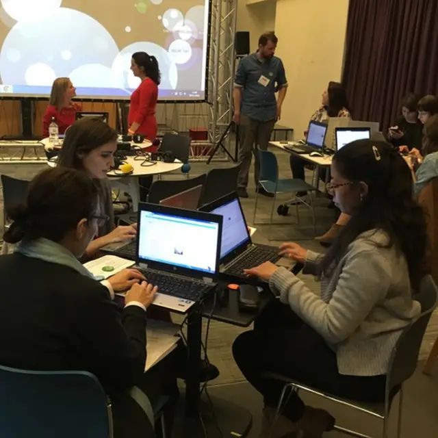 Periodistas de BBC Mundo trabajando en el editatón en Londres.