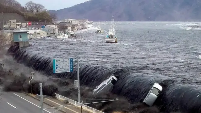 คลื่นยักษ์สึนามิซัดเข้าถล่มเมืองมิยาโกะ ในจ.อิวาเตะของญี่ปุ่น เมื่อวันที่ 11 มีนาคม 2554