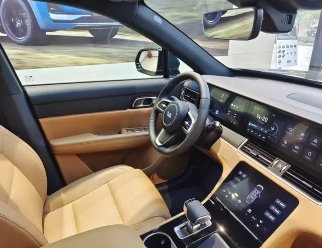 客戶在上海一家門店體驗理想（LI ONE）電動車