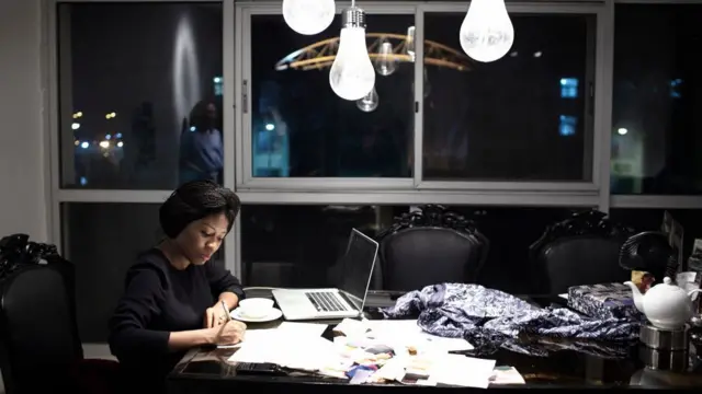 Nwaanyị na-ede akwụkwọ