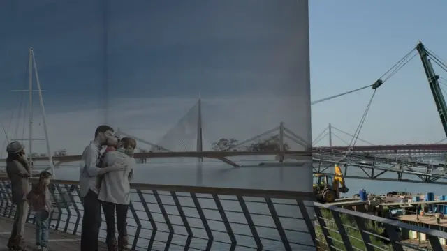 Posebno mesto u radu zauzima Beograd na vodi, koga autor opisuje kao „ludački projekat kvazisavremene arhitekture". Sve vreme izgradnje na lokalitetu su i baneri, koji su na početku prikazivali kompjuterski napravljene slike budućeg izgleda, što je u kontrastu sa okolinom. „Beograd na vodi je jedan divljački ultrakapitalistički projekat. To se dešava svuda, ali je ovde toliko ekstremno, nalik na monstruozni horor film".