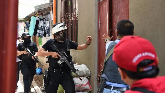 Filipinler'de silahlı polisler uyuşturucu baskını yapıyor