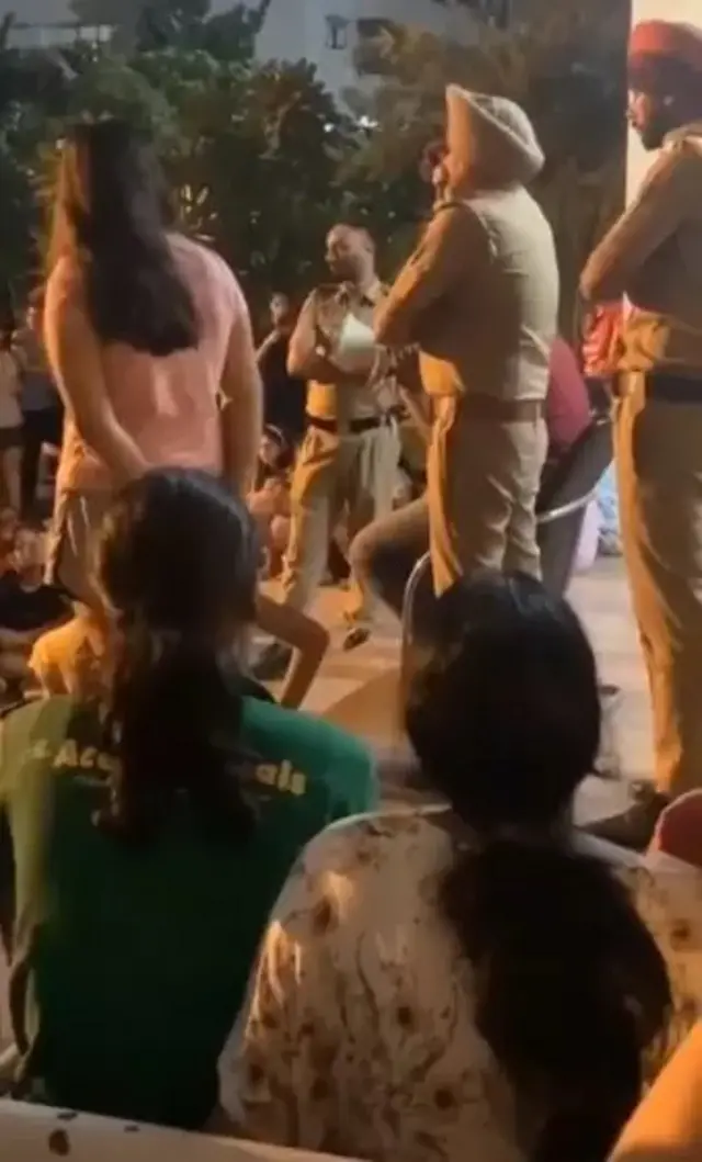 कैंपस में पुलिस की गाड़ियां और एंबुलेंस भी नज़र आईं, जिनमें कुछ लड़कियों को अस्पताल ले जाया गया