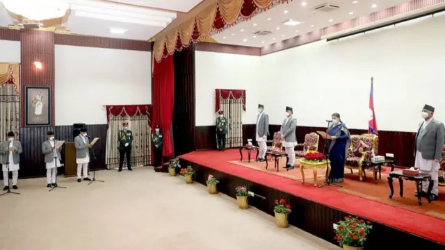 नयाँ मन्त्रीहरूलाई शपथग्रहण गराउँदै राष्ट्रपति विद्यादेवी भण्डारी